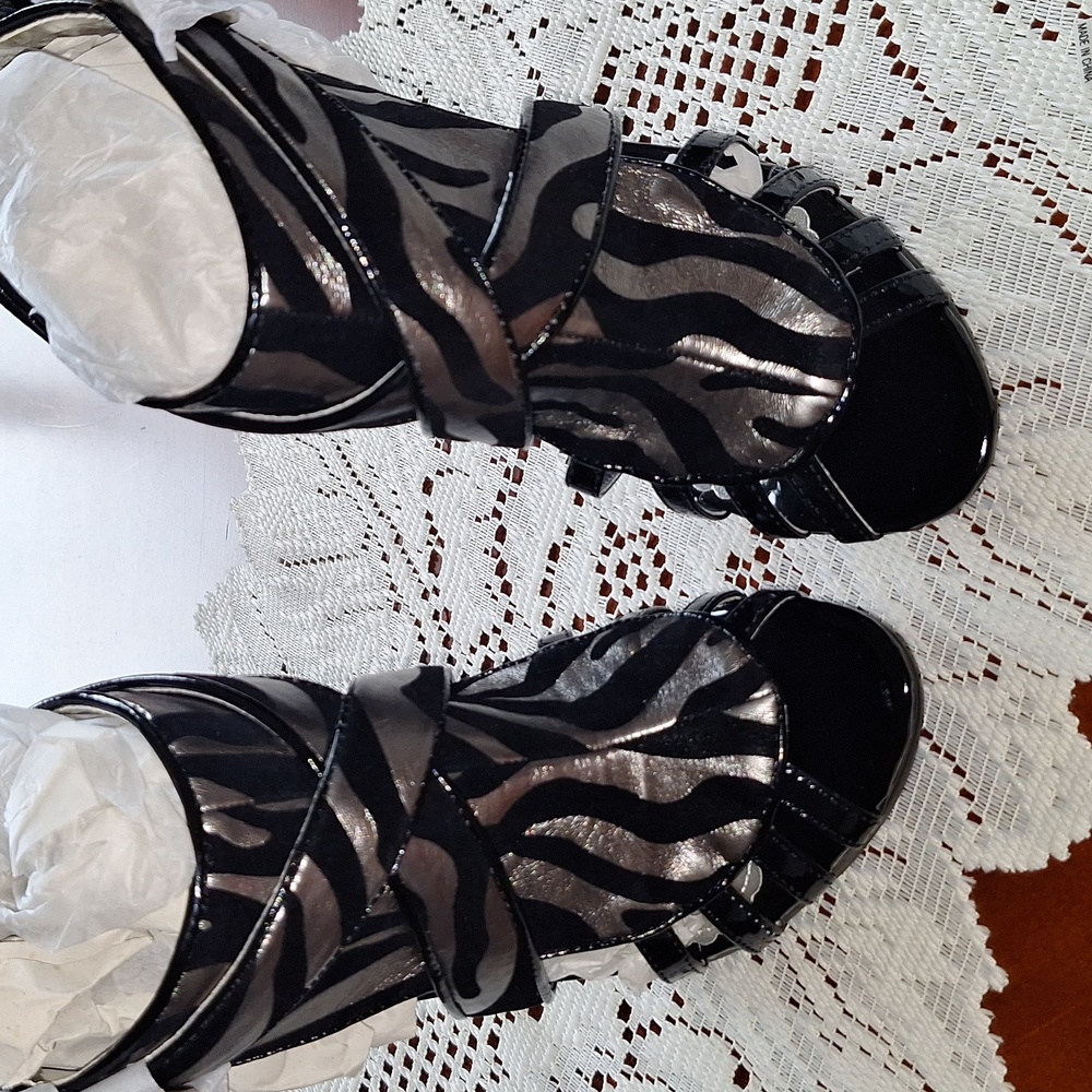 NiB Circle Zebra Print Black & Silver Open Toe Heels Size 6.5 - Picture 4 of 8